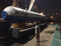 TGKtrans đang làm hàng lò hơi 100 tấn tại cảng Lutus